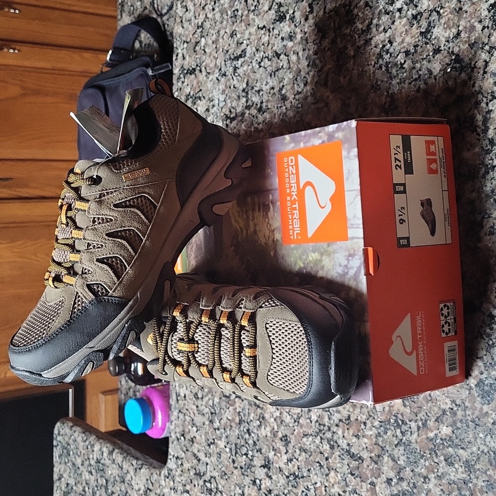 Ozark Trail MEns 10  new w tag w box hiker shoes taupe leather waterproof